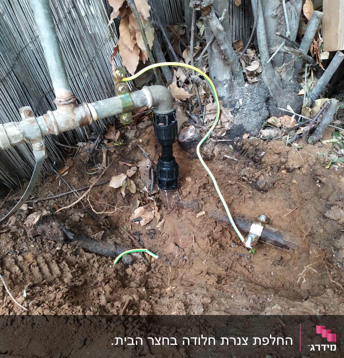 צינור מתכת מחובר לאדמה עם חיבורים חשמליים